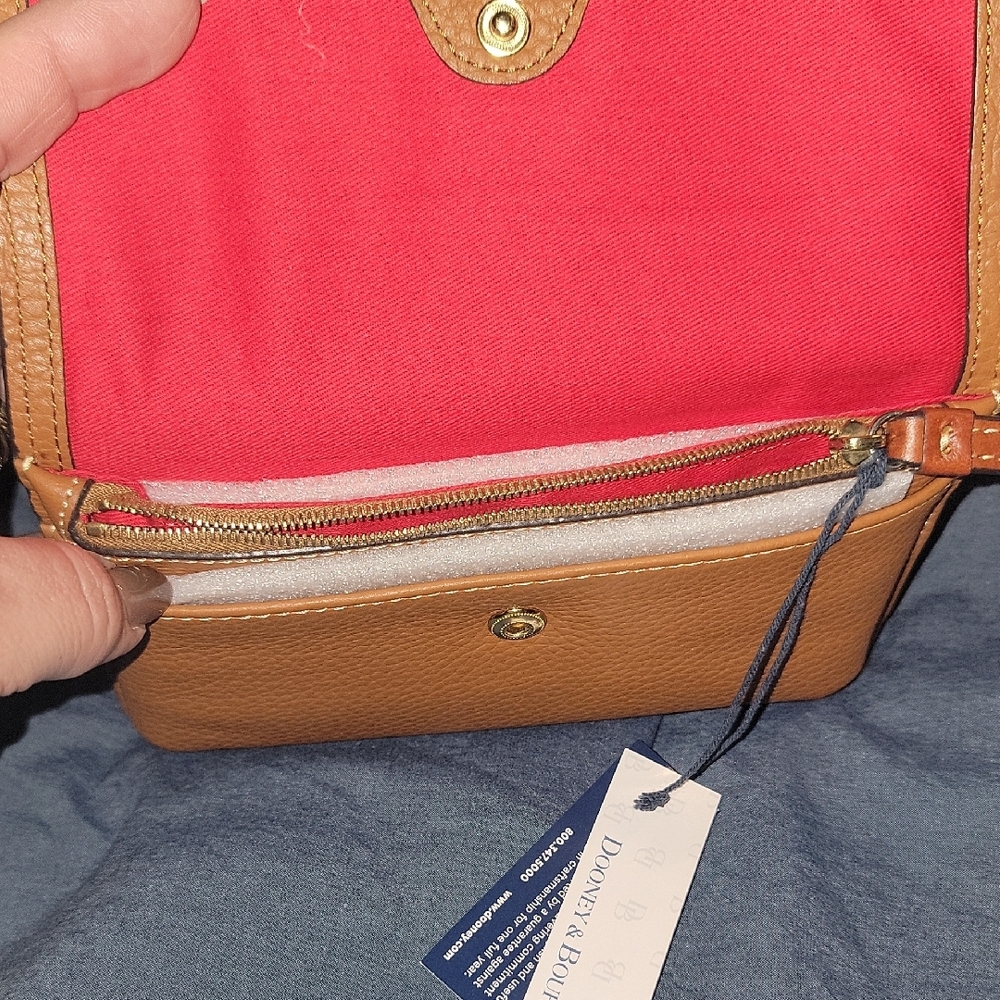 Dooney & Bourke Tan Wristlet. - Picture 5 of 8